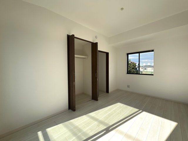 南側３部屋バルコニーアクセス！洗濯物めっちゃ干せます！港南区下永谷５丁目新築戸建の洋室|個人の部屋や寝室として使える洋室です