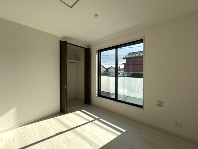 南側３部屋バルコニーアクセス！洗濯物めっちゃ干せます！港南区下永谷５丁目新築戸建の洋室|使い勝手のいい洋室です