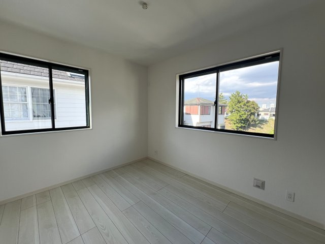 南側３部屋バルコニーアクセス！洗濯物めっちゃ干せます！港南区下永谷５丁目新築戸建の洋室|個人の部屋や寝室として使える洋室です