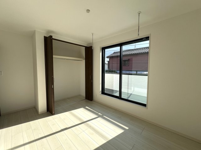 南側３部屋バルコニーアクセス！洗濯物めっちゃ干せます！港南区下永谷５丁目新築戸建の洋室|コンパクトで使いやすい洋室です