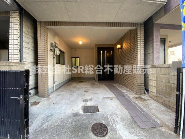 吉原1丁目中古戸建の駐車場|お車をお持ちの方には嬉しい駐車場はビルトインガレージです！雨に濡れずにお家に入れます。