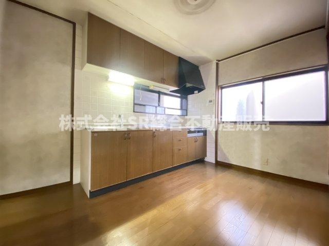 吉原1丁目中古戸建のキッチン|明るいダイニングキッチンです！追加でクロス貼替等のリフォームはお気軽にご相談ください！