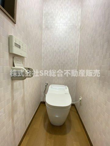 吉原1丁目中古戸建のトイレ|トイレは温水洗浄便座もあり人感センサーで開閉する便利な機能付きです！
