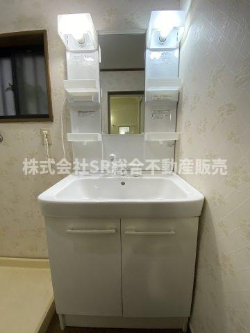 吉原1丁目中古戸建の独立洗面台|独立洗面台、小物を置くことができて便利です