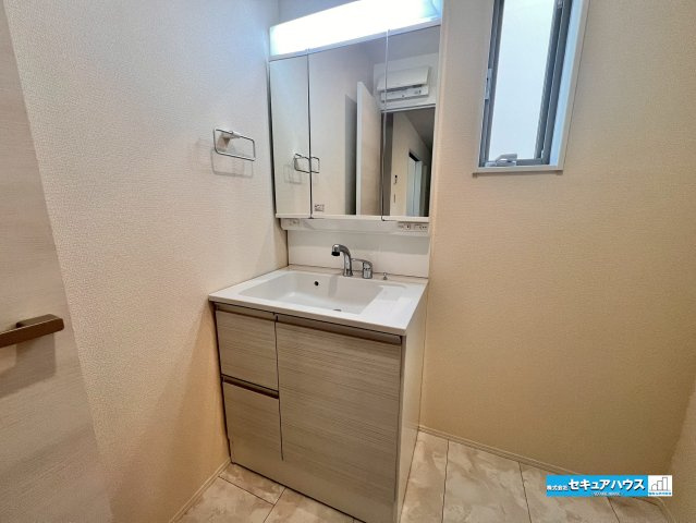 【今からご案内可能】東海市富木島町北島　全2棟の独立洗面台|【洗面台】
◆鏡の裏にはたっぷりと収納スペースを標準装備！
◆電源を付属しているのでドライヤーなど利用できます。