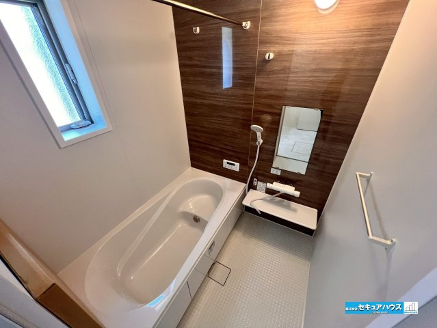 【同施工物件ご案内可能】東海市富木島町北島　全2棟の内観：施工例|【高機能トイレイメージ】
◆高機能トイレの多くは便器のフタの開閉が自動であり、使用後に手動で水を流す面倒もなく非常に便利です。スタイリッシュな見た目で、お掃除しやすく、節水効果が高いです。
