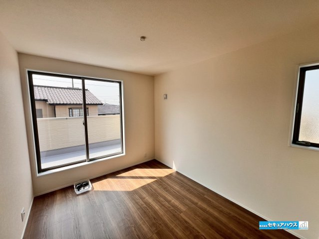 【同施工物件ご案内可能】東海市富木島町北島　全2棟の内観：施工例|【洋室イメージ】
◆家族一人ひとりの大切なプライベート空間。趣味に合わせて使って頂けるようシンプルに仕上げてあります。暮らし心地を大きく左右する収納を、適材適所に配置し使い勝手を考慮しました。　