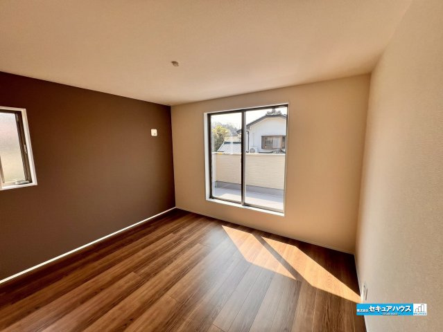 【今からご案内可能】東海市富木島町北島　全2棟の洋室|【洋室】
◆家族一人ひとりの大切なプライベート空間。趣味に合わせて使って頂けるようシンプルに仕上げてあります。暮らし心地を大きく左右する収納を、適材適所に配置し使い勝手を考慮しました。　