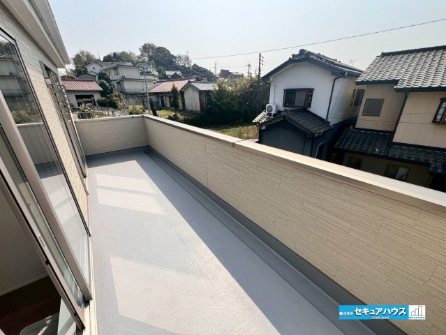 【今からご案内可能】東海市富木島町北島　全2棟のバルコニー|【バルコニー】
◆見晴らしもよく、太陽の温かな温もりをめいっぱい受け止めてくれます。
太陽の光と爽やかな風を受けたお洗濯物はあっという間に乾き、取りこむ時には太陽の匂いを感じられそうですね。　