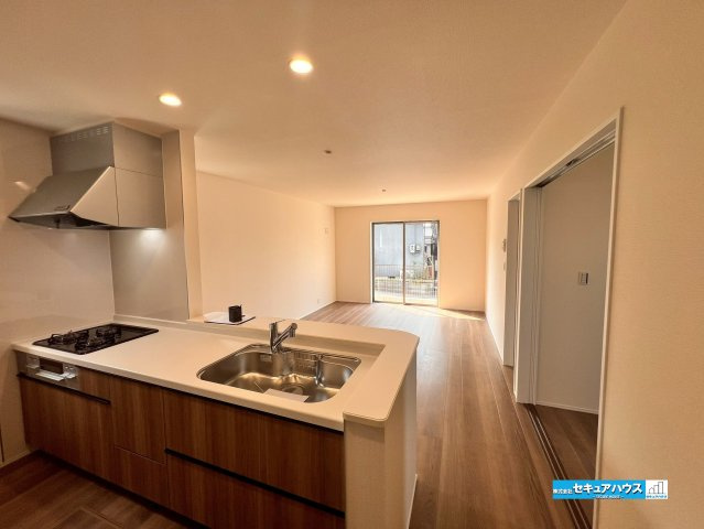 【今からご案内可能】東海市富木島町北島　全2棟の居間・リビング|【キッチンからみたLDK】
◆通学から帰宅し、リビングルームで会話を楽しむ子ども達。リビングから臨む景色は太陽色に染まり、解放感溢れゆったりとしたひと時を過ごすことが出来る素敵な空間です。