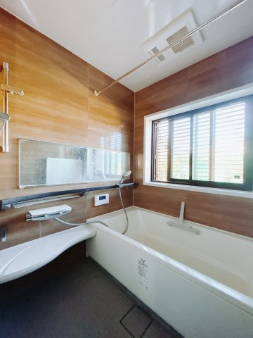 【中古戸建】邑楽郡邑楽町大字中野の浴室|■浴室｜足を伸ばしてゆったりと入浴ができる1坪タイプのバスルームです♪備え付けの棚には家族一人一人のシャンプーを分けて置くことができます♪バスルームをいつもすっきりと使えますね♪