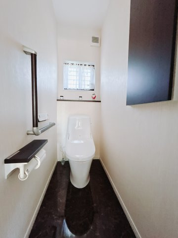 【中古戸建】邑楽郡邑楽町大字中野のトイレ|■トイレ｜窓付きのトイレになっていますの換気もできます♪平屋でトイレ２つ付きはうれしいですね♪