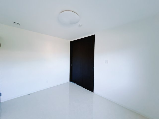 【中古戸建】邑楽郡邑楽町大字中野の洋室|■1階洋室｜どんな家具も合わせやすいデザイン！シンプルなつくりだからこそどんな色味・どんな素材の家具もしっくりマッチします♪