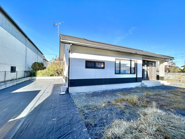 【中古戸建】邑楽郡邑楽町大字中野の外観|■外観｜窓の配置や、爽やかな白がベースの外観が清潔感をもたらします。緑の植栽も映えますね。