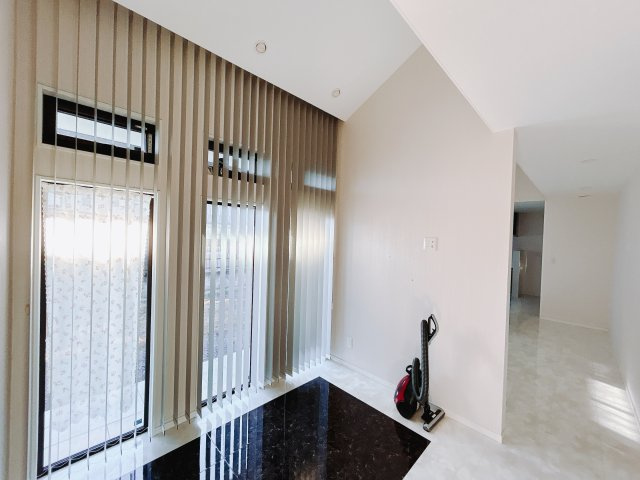 【中古戸建】邑楽郡邑楽町大字中野の居間・リビング|■リビング｜大きい窓からあたたかいたっぷりの光が入ります♪開放的な空間で毎日をもっと快適に(*＾＾*)