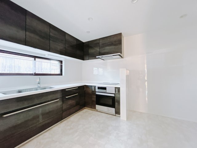 【中古戸建】邑楽郡邑楽町大字中野のキッチン|■キッチン｜ワークトップの幅が広く、お子様といっしょにお料理をつくったり、ちょっとしたパーティーも楽しめます。フラットなのでお掃除がしやすいのもポイントです♪