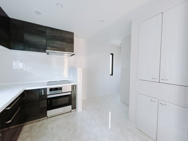 【中古戸建】邑楽郡邑楽町大字中野のキッチン|■キッチン｜ワークトップ下には、圧力鍋やパスタ鍋などのかさばる調理器具もラクラク収納可能なスライド収納！ものが溢れがちなキッチン回りもスッキリきれいに管理ができます♪