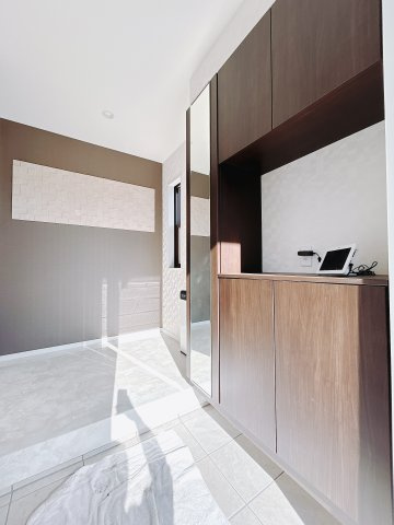 【中古戸建】邑楽郡邑楽町大字中野の玄関|■玄関｜毎日の「いってらっしゃい」や「お帰りなさい」を大切なご家族と過ごす玄関は〈使いやすさ〉を追求しております。玄関横の物入は急な来客時でもさっとお片付けできるスペースを確保しています。