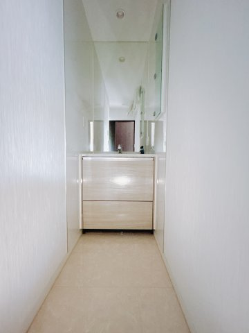 【中古戸建】邑楽郡邑楽町大字中野の独立洗面台|■洗面室｜三面鏡の洗面台は鏡の裏が収納ポケットになっているので、ヘアケア用品や歯ブラシなどでごちゃつきがちな洗面台周りがスッキリ片付きます。　