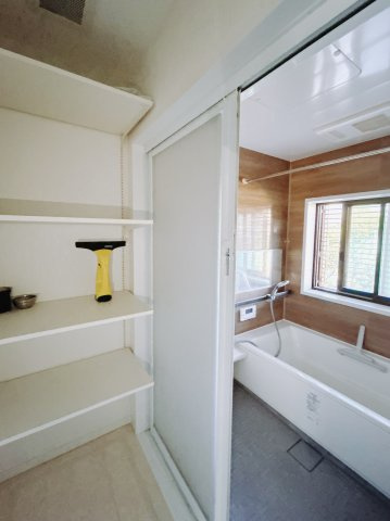 【中古戸建】邑楽郡邑楽町大字中野の独立洗面台|■洗面室｜洗面所にはリネンスペースを設けました。着替えやタオル、買い置きの洗剤をたくさんしまえる空間です。