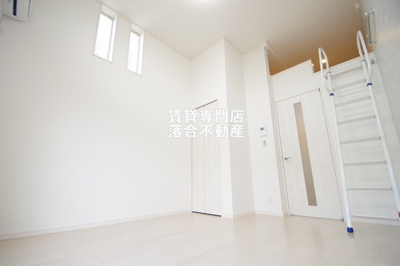 【居間・リビング】 | ラ・シャンス橋本第26-1号棟 | ロフト付きのオシャレなお部屋♪