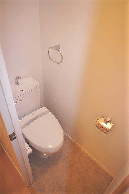 新品家具付きマンション御供所町3(KaGood福岡)のトイレ|ゆったりとした空間のトイレです