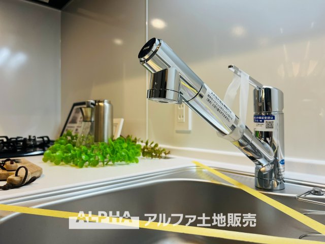 ベルクレール立川錦町のキッチン|【Water cleaner】
◆浄水器◆蛇口から流れ出すお水はクリーンでいつも楽しめます。また浄水器内臓シャワー混合栓なので場所取らずのスッキリとしたスタイルです。