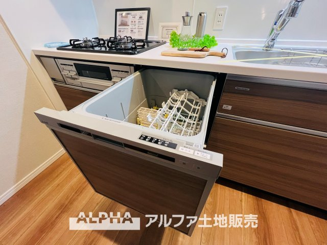 ベルクレール立川錦町のキッチン|【Food washing machine】
◆食洗機◆家事の時間を短縮し、お子様との大切な時間をもっと楽しく。手荒れも防げて節水効果も高い、忙しい毎日に嬉しい人気の設備です。