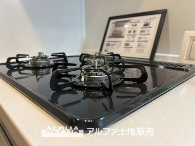 ベルクレール立川錦町のキッチン|【Gas range】
◆ガスレンジ◆丈夫で汚れにくく、お料理の後もさっと拭くだけで清潔。毎日の家事をラクにし、ご家族の笑顔を支える嬉しい設備です。