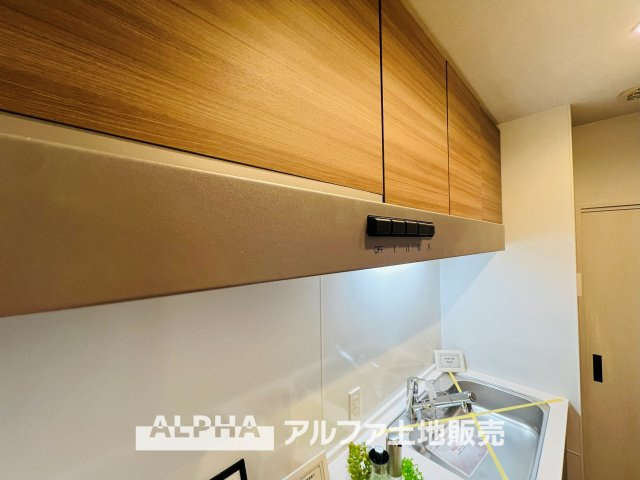 ベルクレール立川錦町のキッチン|【Low-Profile Range Hood】
◆スリムレンジフード◆静かに心地よく空気を整えるリファインド設計。油汚れも付きにくく、お手入れも簡単。清潔で美しいキッチン空間を保ちます。
