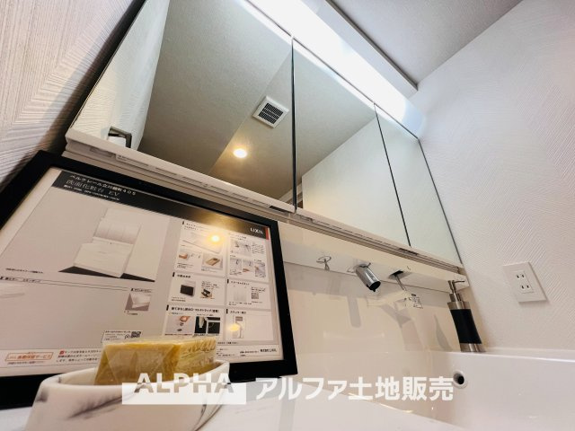 ベルクレール立川錦町の独立洗面台|【Vanity with Three Mirrors】
◆三面鏡洗面化粧台◆身支度で使う歯ブラシや化粧品などの小物も鏡裏にすっきり収納。生活感を抑えて朝のひとときも快適に過ごせスタイリッシュな空間に。