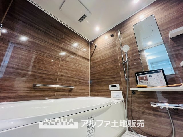 ベルクレール立川錦町の浴室|【Bathroom】
◆浴室換気乾燥機付きUB◆雨に日でも洗濯物が乾かせ、同時に室内を乾燥させる為、カビ、汚れの発生を抑えます。暖房機機能があり冬場は入浴前に暖め可能でとても重宝します。
