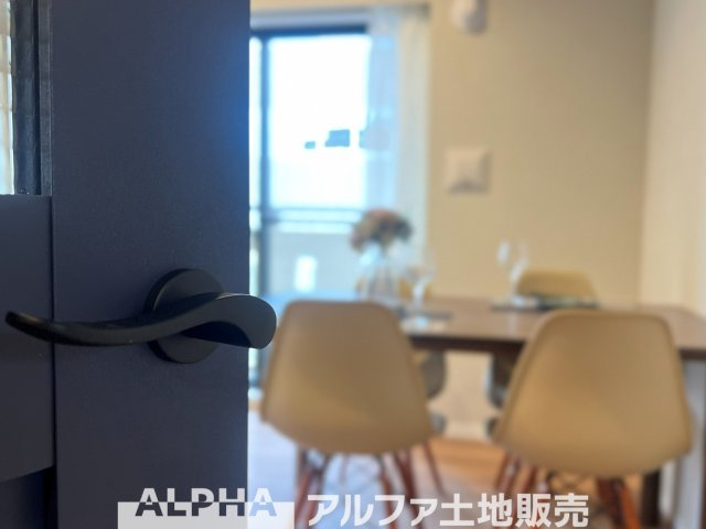 ベルクレール立川錦町の居間・リビング|【The situation】
◆シチュエーション◆リビングルームのドアを開くと、窓から飛び込むのは緑と光の風光明媚な景色。僕の目に映るは、ここで家族と会話をワイワイガヤガヤ楽しんでいる様子。