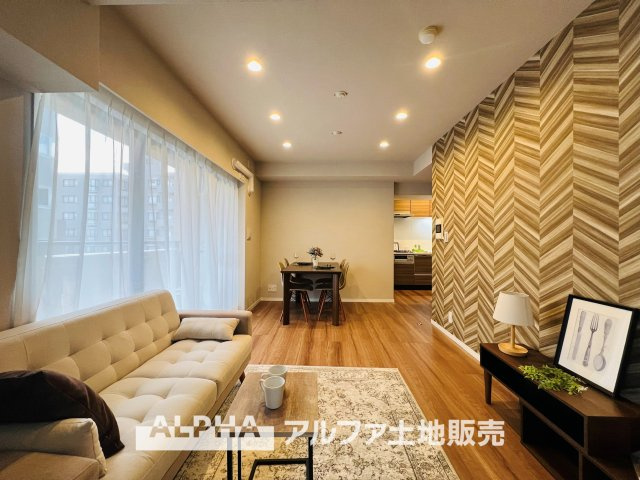 ベルクレール立川錦町の居間・リビング|【Comfortable living】
◆居心地のいい暮らし◆には欠かせない眩い採光。ゆったりとした幅の窓からこの空間に降り注ぐ採光が絶えない。明るいリビングこそ居心地のいい暮らしが待っていると思う