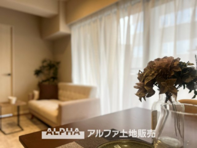 ベルクレール立川錦町の居間・リビング|【Living room】
◆リードディフューザー◆帰宅しリビングに入ると柑橘系の爽やかな香りする空間。そこにはリードディフューザーから放たれた香りが漂い、我が家に帰ってきたなという安心感に満足する。