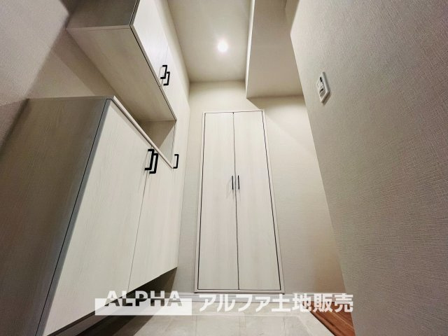 ベルクレール立川錦町の玄関|【Entrance】
◆玄関◆大きなシューズクロークはお気に入りの1足をしまう大切な場所。ダウンライトにまばゆく照らされた大きく開放的なエントランス。