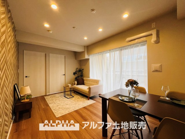 ベルクレール立川錦町の居間・リビング|【Living room】
◆時を忘れる場所◆ここにはみんなが集い、食事と楽しい会話が始まる。話に夢中になりすぎて、ついつい時を忘れ夜半過ぎになってしまう。そんな束の間の幸せを感じさせてくれる場所。