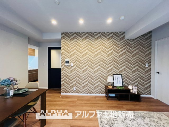 ベルクレール立川錦町の居間・リビング|【Voice】
◆声◆通学から帰宅しここを通過する子供達。だからこそ、そこからさり気ない「おはよう」と「おかえり」がこだまする『愛おしい風景』