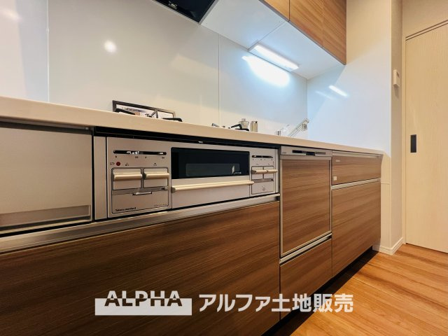 ベルクレール立川錦町のキッチン|【Kitchen】
◆キッチン◆美しく使いやすいキッチンは油汚れが簡単に拭き取れる素材で加工されており、浄水器シャワーから流す水の音を軽減する静かなシンクを採用。見えないところにさり気ない配慮が嬉しい