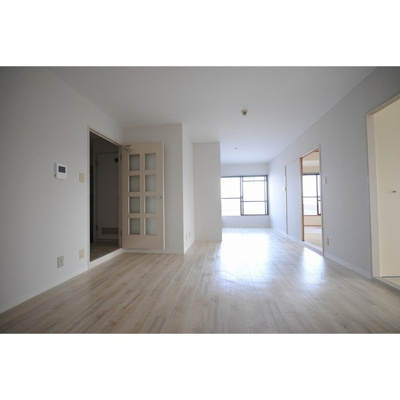 【居間・リビング】 | 新千里ハイツこうじ | こちらのリビングで趣味の時間をお楽しみください