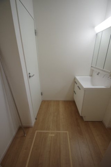 【脱衣所】 | 【仲介手数料無料！！】日野市神明3丁目　新築戸建て（全3棟）3号棟　4799万円 | 洗面所