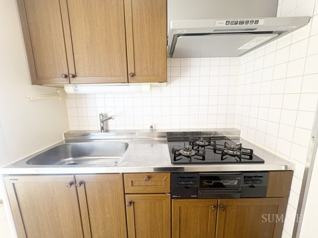 コートエスタのキッチン|3口コンログリル付きキッチンです☆