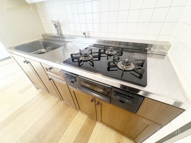 コートエスタのキッチン|3口コンログリル付きキッチンです