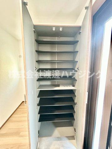 土井一戸建の収納|天井高シューズBOX