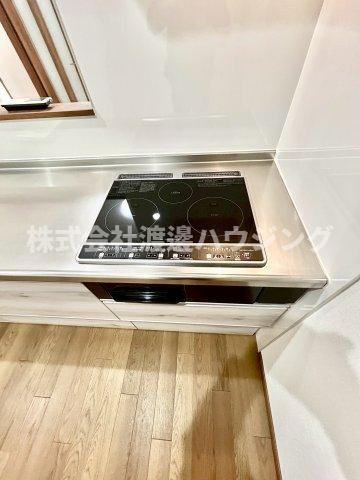 土井一戸建の設備|3口IHキッチン