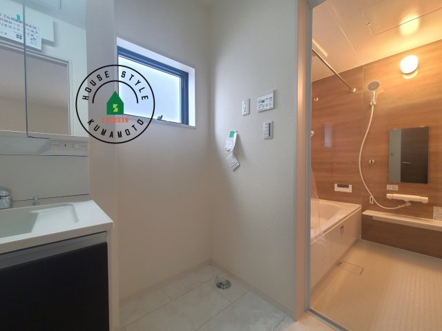 熊本市南区田井島2丁目第1₋2棟(1号棟)の内観：施工例|ゆとりの洗面スペースで朝の身支度もスムーズに。暮らしを快適に変えるシャワー付洗面台です！