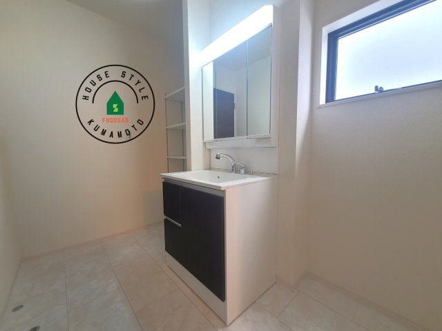 熊本市南区田井島2丁目第1₋2棟(1号棟)の内観：施工例|毎日使うものだから清潔な空間を保ちたい水回り。洗面にはそんな願いを解消させてくれる収納アイデアが満載です。三面鏡の裏側にはキャビネットが現れ小物から背の高い物まで収納できます。