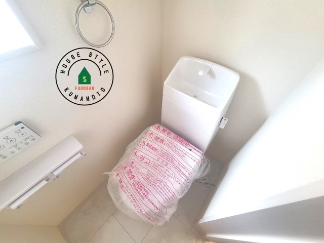 熊本市南区田井島2丁目第1₋2棟(1号棟)の内観：施工例|温水洗浄便座を完備しております。2ヶ所にトイレがあるのは朝の慌ただしい時間も安心です。