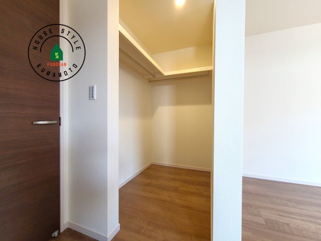 熊本市南区田井島2丁目第1₋2棟(1号棟)の内観：施工例|洋服や大きな荷物が多い方や人数の多いご家族などは、一般的なクローゼットよりもウォークインクローゼットのほうが使い勝手が良いです。