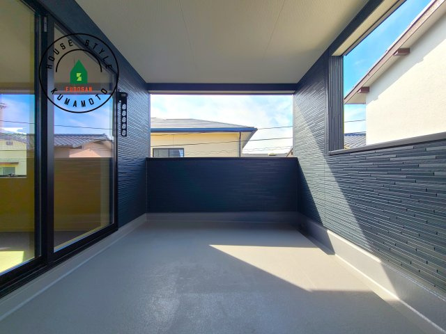 熊本市南区田井島2丁目第1₋2棟(1号棟)の内観：施工例|風をしっかりと感じられるバルコニーでは、毎日が洗濯日和です。広々としているので洗濯も楽しくなるでしょうし、気分転換にバルコニーからの眺めを楽しむのもいいでしょう。